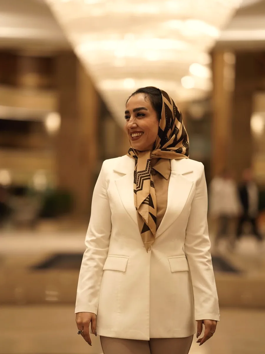 سارا داودیفر، ایستاده در لابی